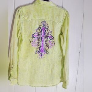 LIKE NEW!! Wrangler Rock 47 Embellished Cross, Snap Down Top. Size M